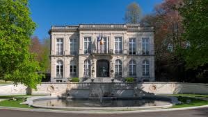 Débouchage Auderghem canal dans rue bordée d'arbres typiques près du métro Hermann-Debroux au cœur de la ville.
