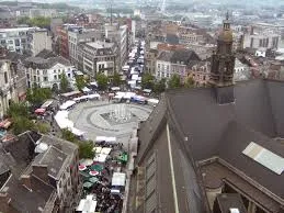 Plombier Charleroi devant l'hôtel de ville emblématique, architecture néoclassique avec fontaine et pavés typiques.