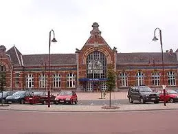 Paysage urbain de Châtelet avec un technicien expert en débouchage Châtelet devant l'Hôtel de Ville historique.