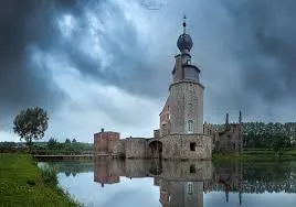 Débouchage Colfontaine, vue sur une rue pittoresque bordée de maisons en briques et d'arbres, typique de la ville.