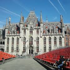 Plombier Evere devant l'Hôtel de Ville moderne, avec des rues propres et des jardins bien entretenus en arrière-plan.