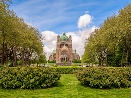 Vue d'une rue typique de Ganshoren avec camion de débouchage en action pour Débouchage Ganshoren efficace et rapide
