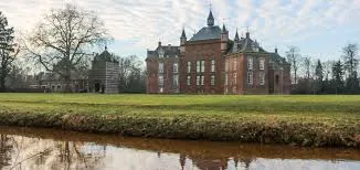 Scène urbaine de Grâce-Hollogne illustrant une rue typique où des services professionnels de débouchage sont proposés.