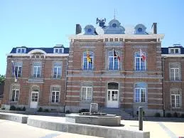 Débouchage Jemeppe-S-Sambre devant l'église Saint-Martin historique, rue animée typique avec commerces locaux.