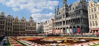 Débouchage Mouscron Rue du Centre avec ses façades colorées et commerces locaux, typique de la vie urbaine de Mouscron