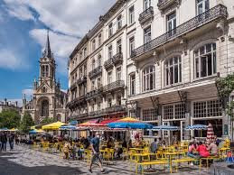 Vue d'une rue typique de Saint Gilles, montrant l'expertise locale en débouchage et les charmantes façades urbaines.