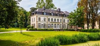 Vue sur une rue animée à Uccle avec camions de débouchage, architecture locale et passants en arrière-plan, Débouchage Uccle